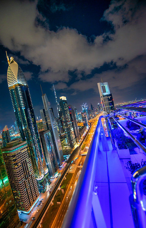 迪拜市中心的摩天大楼沿着Sheikh Zayed路，夜景鸟瞰。